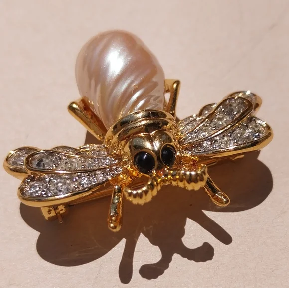 D Orlan  Brooch with Sparkling Stones - Picture 9 of 10